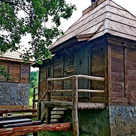 Gospodarstwo agroturystyczne Royal Village Kotromanicevo *