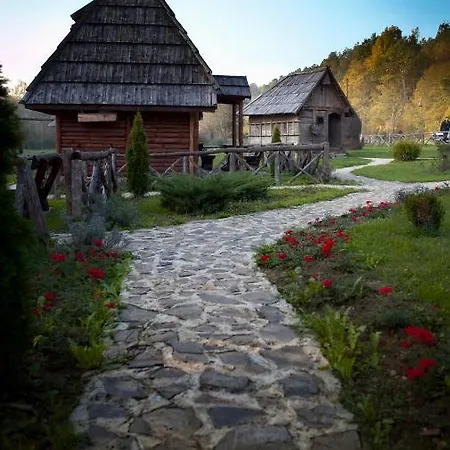 Gospodarstwo agroturystyczne Royal Village Kotromanicevo *